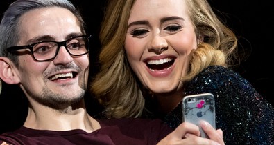 10 sztár, akit lenyűgözött rajongója énekhangja