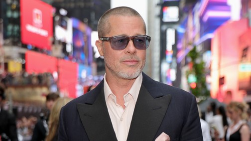 Brad Pitt Gucci táskája és meztelenfelsője a legmenőbb dolog, amit férfi hírességen láttunk az elmúlt években