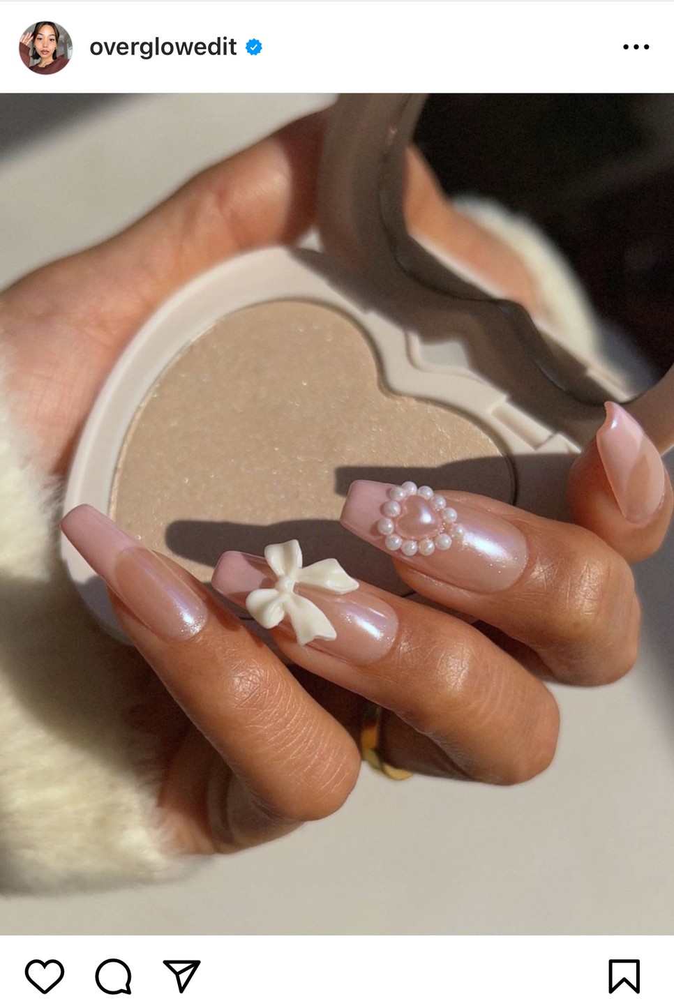 A most divatos 3D körömfestés masnikkal is jól mutat