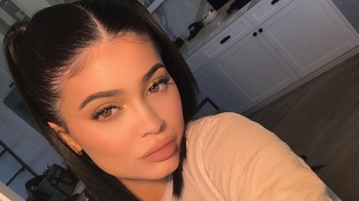 Melltartó? Minek? Kylie Jenner cicit villant!