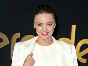 Miranda Kerr a létező legrövidebb ruhában partizott