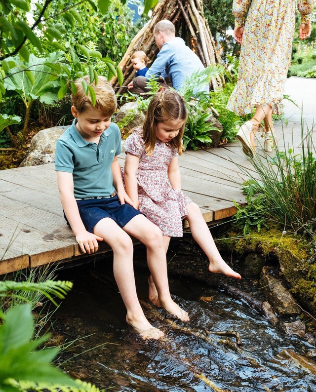 A hercegi család: György, Sarolta mezítláb