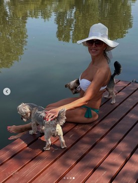 A strandszettjét egy nagy, fehér kalappal koronázta meg. 