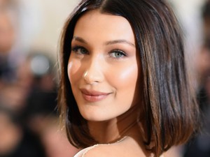 Vigyázz megálmodod: Bella Hadid vámpírként vonult a kifutón