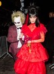 Bella Hadid és a The Weeknd 2018-ban jelentek meg ezekben a Beetlejuice – Kísértethistória ihlette halloween jelmezekben