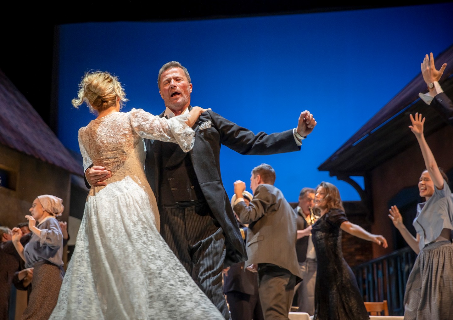 A Vígszínház műsorán szerepel Molnár Ferenc: Az üvegcipő című vígjátéka, amelyben Stohl András a férfi főszereplőt alakítja.