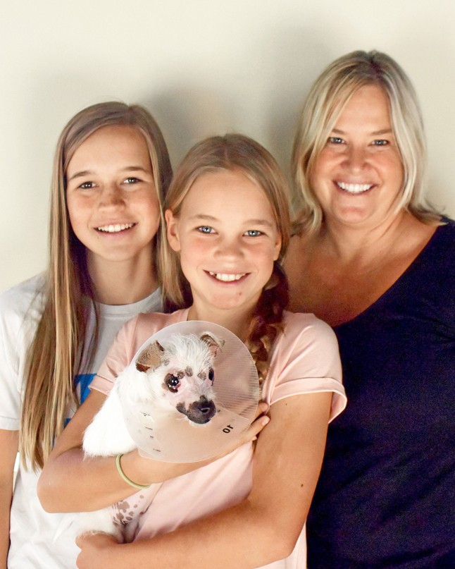 Az égési sebekkel eltorzított fejű kiskutyát, Lisát örökbe fogadták