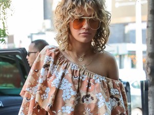 Rita Ora egy nap négy szettet is ellőtt ebben a stílusban