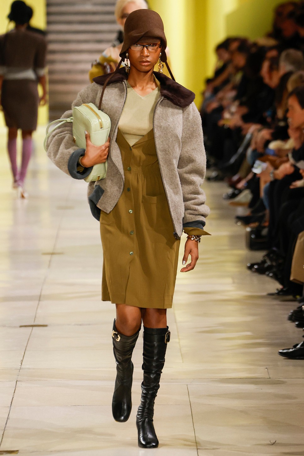 Az idei csizmatrendek díszítőelemei a csatos övek, melyek visszafogottan ölelik körül a csizmák szárait. Miu Miu kollekciójában a hosszú szárú csizmák kaptak sikket a finom részlettől