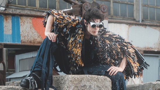 Bárány Judit divattervezői tevékenységében ott van a színházi jelmezek drámai esztétikája, a vizuális történetmesélés, de a magyar népi motívumok és funkciók átfordítása is