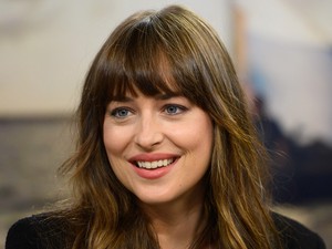 Dakota Johnson és a tökéletes frufruja diktálják idén ősszel a divatot