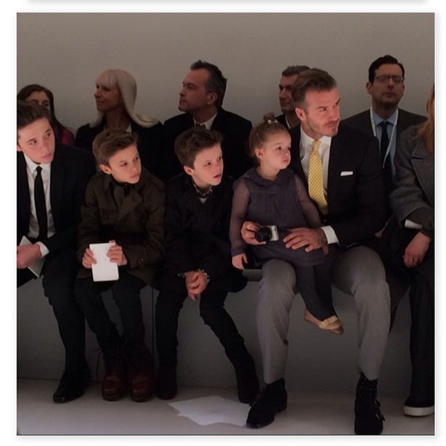 És, most hogy elkezdődött a show, minden szem a kifutóra szegeződik.