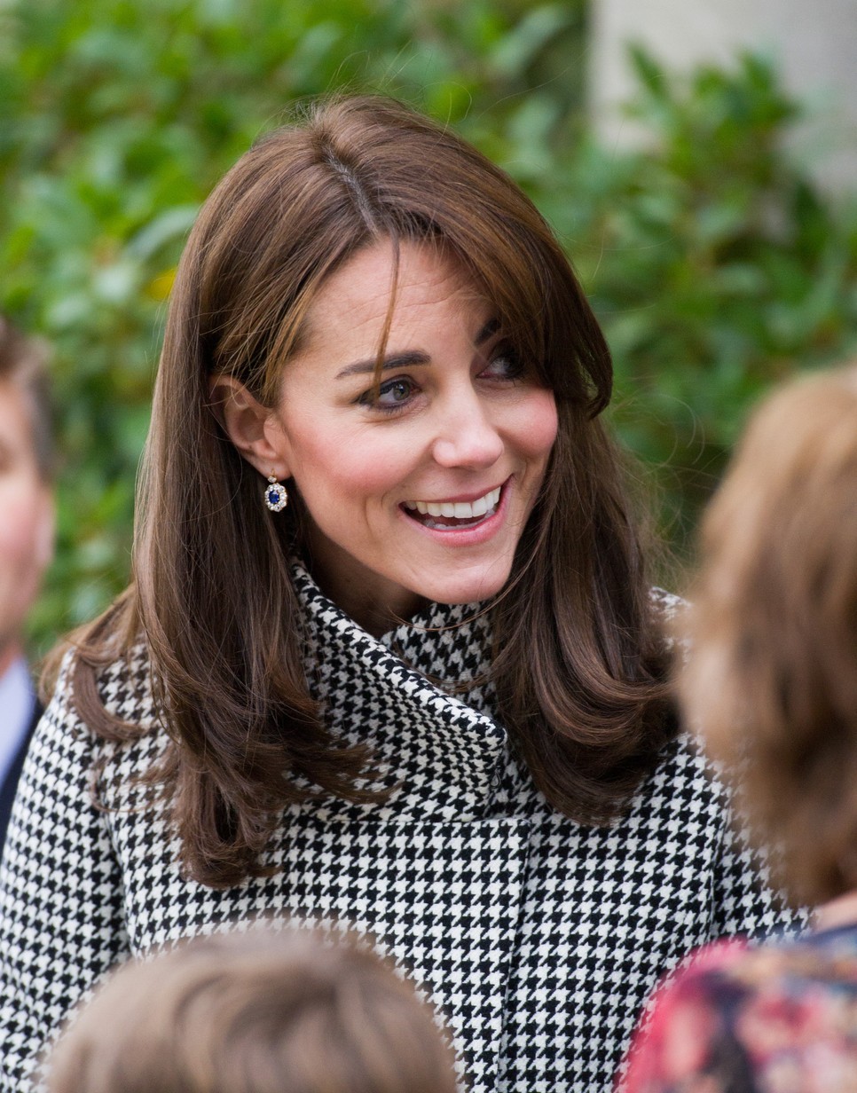 Egy addiktológiai központban tett látogatásán már jóval rövidebb frizurával 2015-ben, Warminsterben