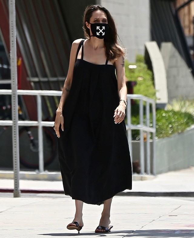 Angelina Jolie Off-White maszkban