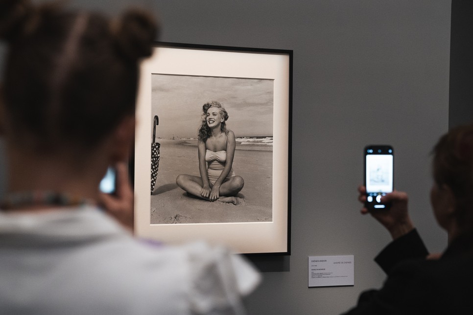 A Magyar fotóművészek Amerikában című kiállítás a Szépművészeti Múzeum több ikonikus fotográfiát is bemutat, mint amilyen például Diénes Andor Marylin Monroeról készült csodás felvétele