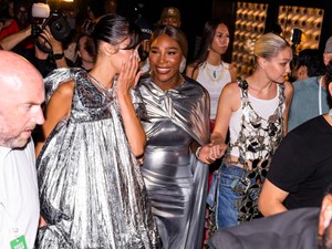 Ilyen szenzációs kifutót még nem láttál - Nagyszabású bemutatóval ünnepelte 130. születésnapját a Vogue