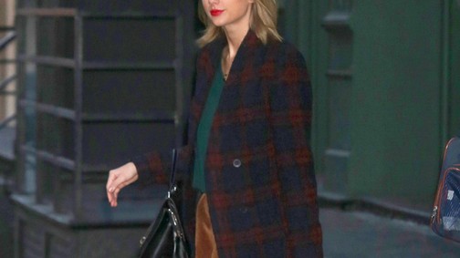Taylor Swift ismét a cicájával sétál!