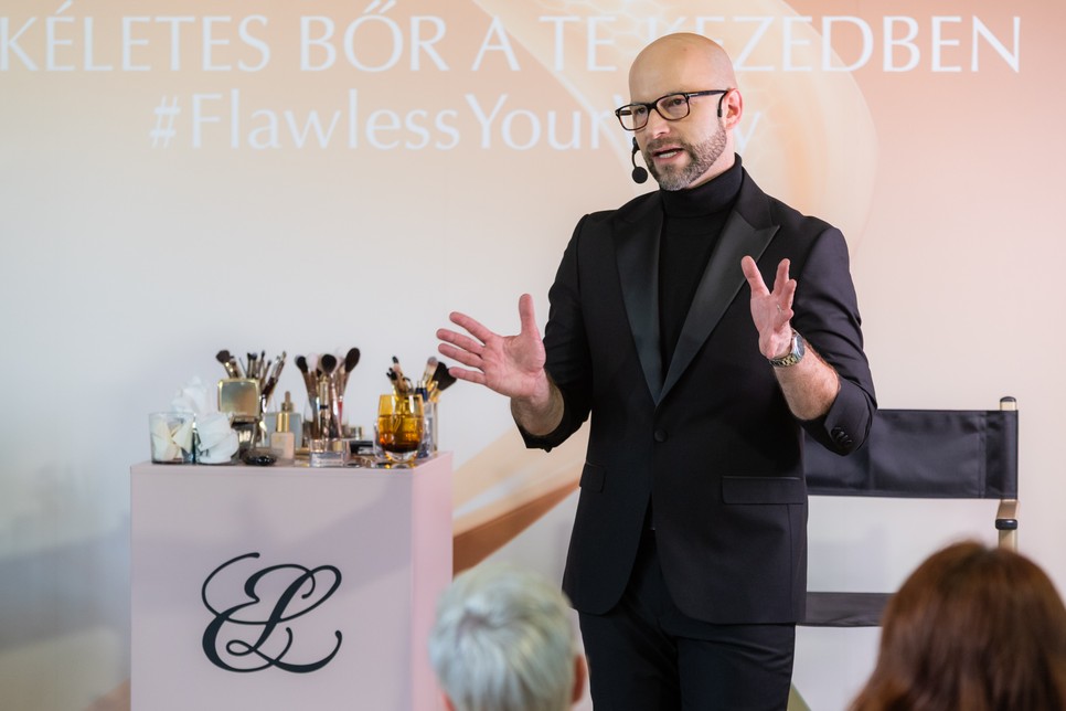 Pawel szerint mindenkinek megvan a saját preferált technikája az alapozó és a korrektor felviteléhez, a helyes bőrápolási rutin azonban mindegyik módszernek jó alapot biztosít