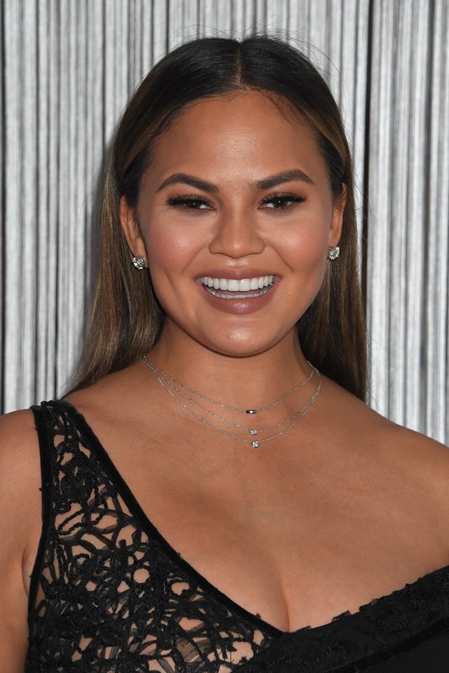 Chrissy Teigen trollkodása nem ért véget, most zokogva beszél a VS bemutatóról