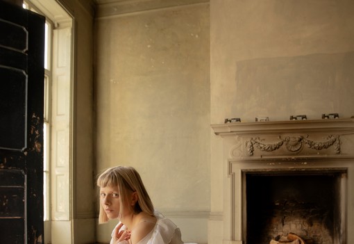 Palvin Barbara egy szál melltartóban reklámozza a magyar divatfotó kiállítást