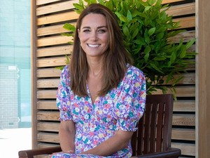 Imádnivaló Kate Middleton ebben a virágos ruhában