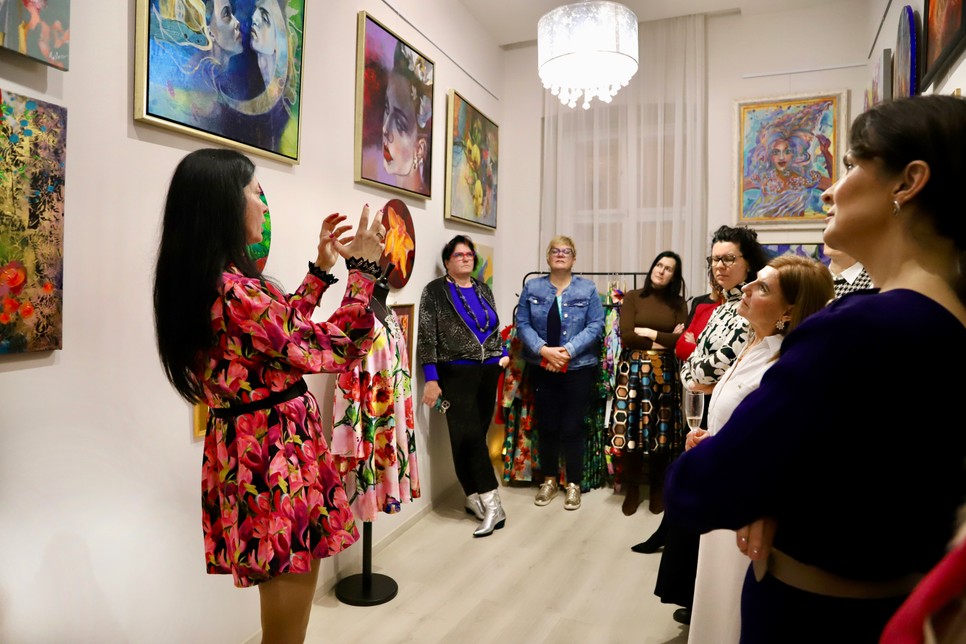 Galériáiban a képzőművészet, a zeneművészet, a színművészet és az irodalom is helyet kap.