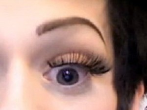 Miért visel Johnny Depp műszempillát?