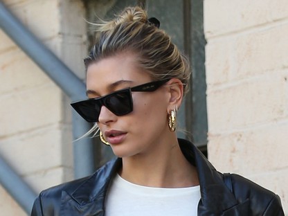Hailey Bieber a 80-as éveket hozza vissza ezzel a szettel