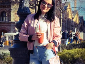 Lolának is bejön a neccharisnya-farmer kombináció