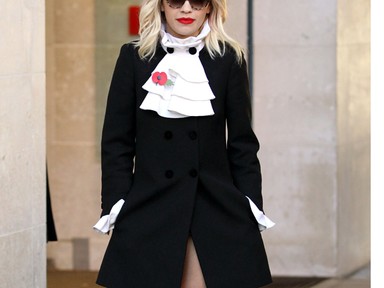 Rita Ora modern rokokó szettben
