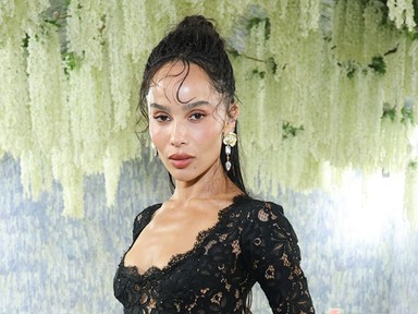 Zoë Kravitz testét csak áttetsző csipke borítja, káprázatos meztelenruhában érkezett a Met-gálára