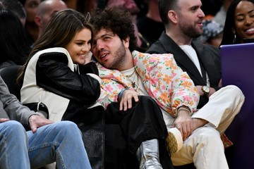 Selena Gomez és Benny Blanco 2024 januárjában, egy kosármeccsen jelentek meg először egy párként, ahol gyakorlatilag csak egymásra tudtak figyelni. 
