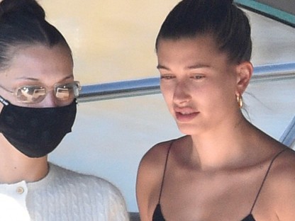 A karantén nem fogott ki rajtuk: Bikiniben mulatott Bella Hadid és Hailey Bieber egy jachton