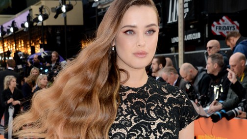 A13 Reasons Why sztárja, Katherine Langford gyönyörű smikjéhez kapott egy förtelmes ruhát