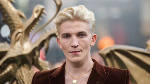 Sosem járt drámaiskolába, most mégis mindenki a Sárkányok háza sztárjáért rajong - Ewan Mitchell felemelkedése