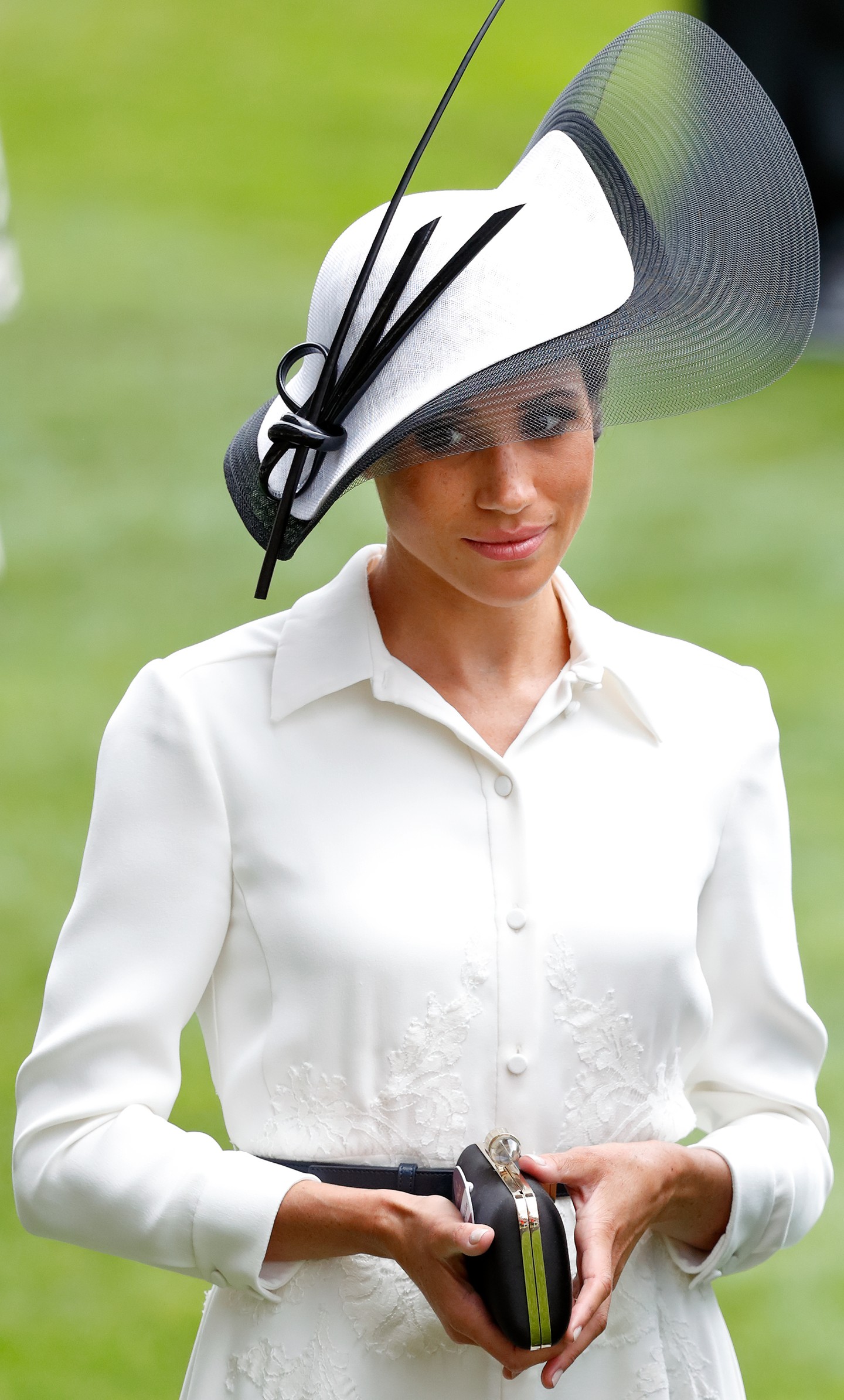 A divatimádó Meghan Marle is igent mondott a Philip Treacy kalapokra! Egy percig sem kérdőjelezzük meg, hogy miért. Ez a fotó 2018-ban készült az ex-királyi családtagról. 