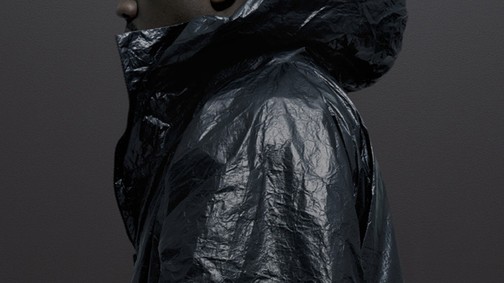 Szakadt harisnyák, szemét, fenékmutogatás és meztelenkedés Kanye West új kollekciójában