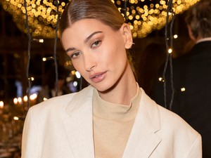 Tessék? Hailey Bieber neonsárgára festette a haját