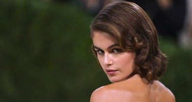 Kaia Gerber szexi csipkeminiben bulizott barátjával a Met gála után