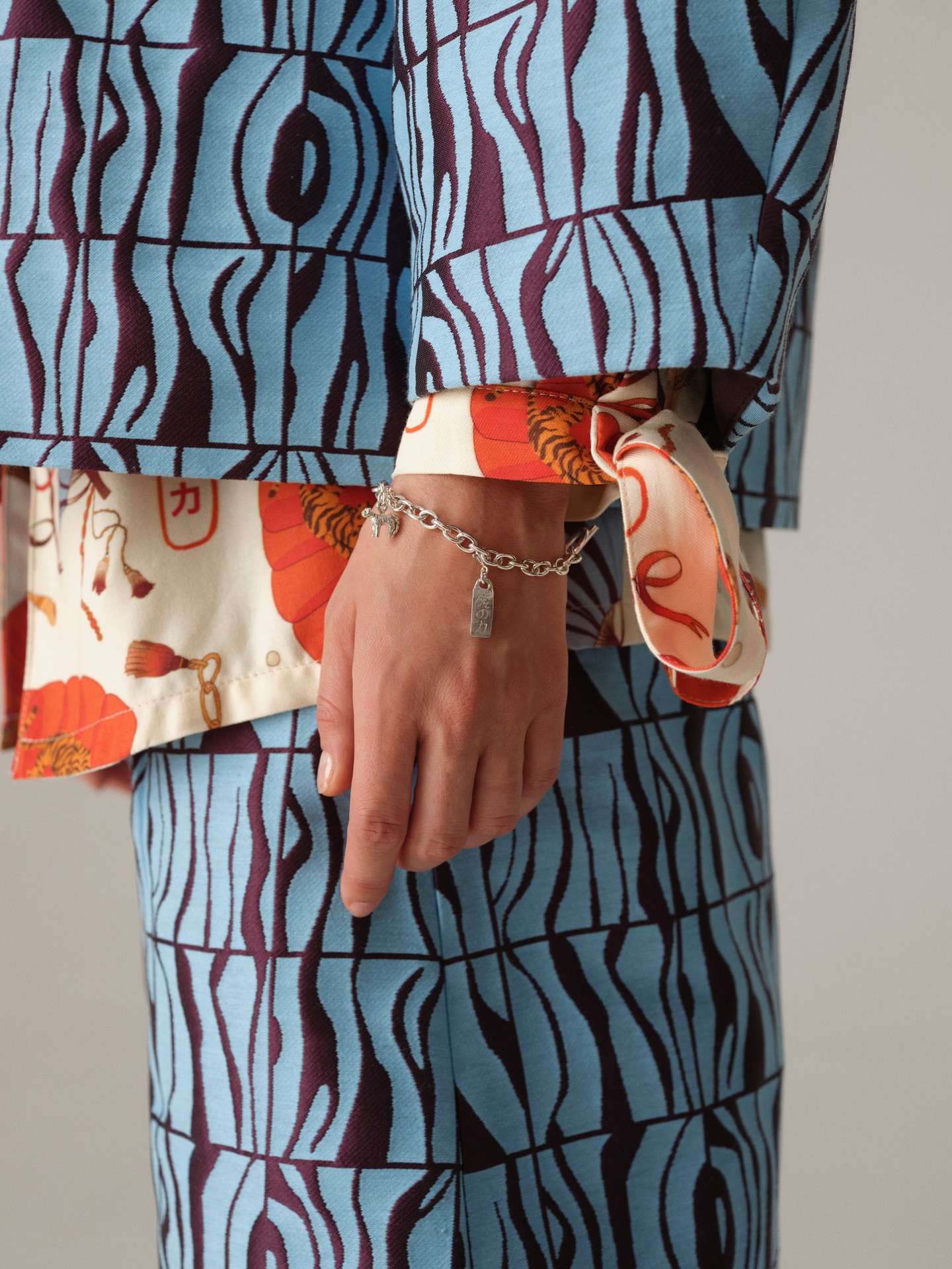 A magyar designer márka TORA kollekciójában a japán ihletésű virágmotívumok, a merész színek és a karakteres szabásvonalak kerülnek előtérbe