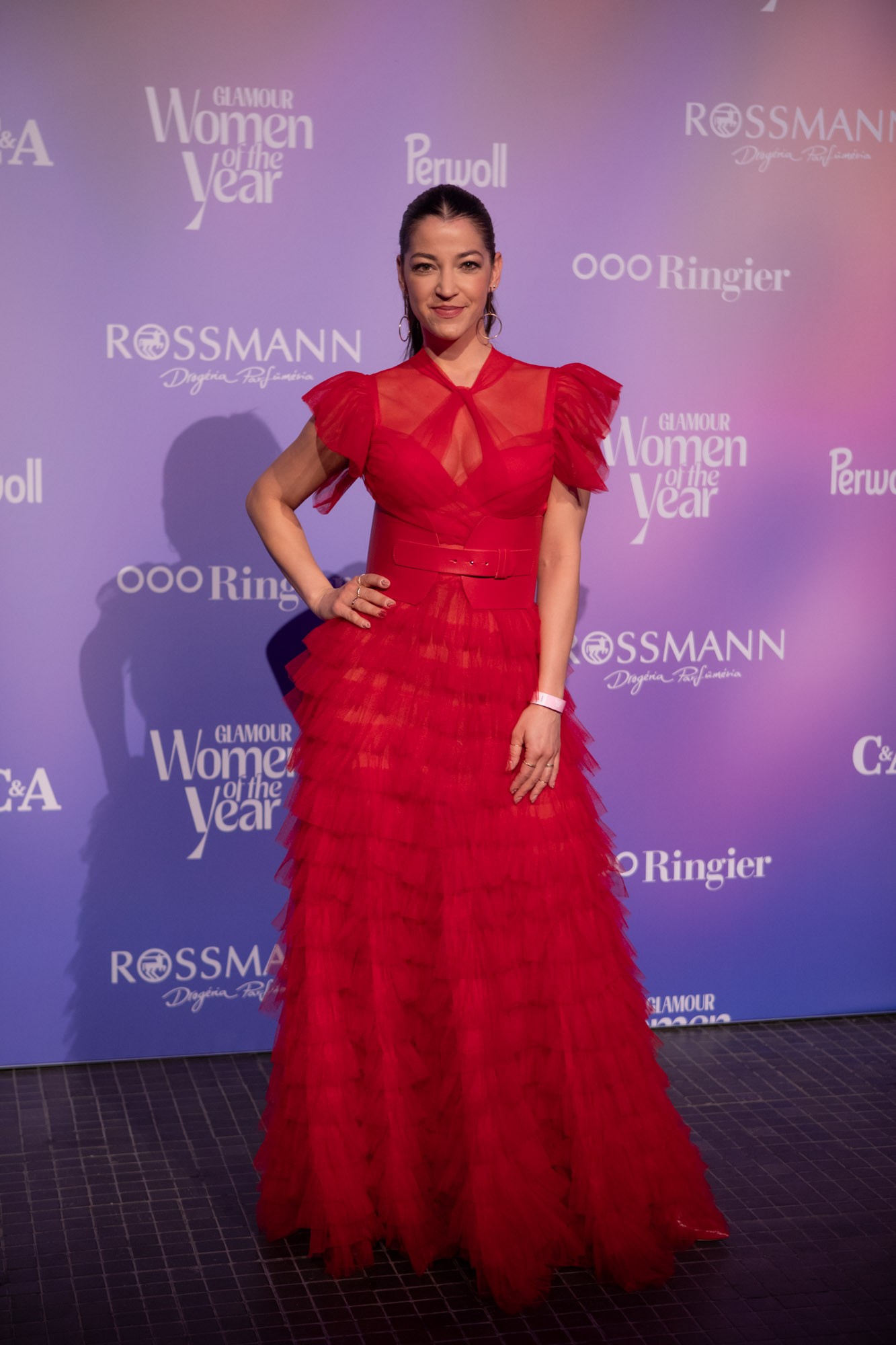 Szabados Ági egy romantikus piros ruhában gálázott