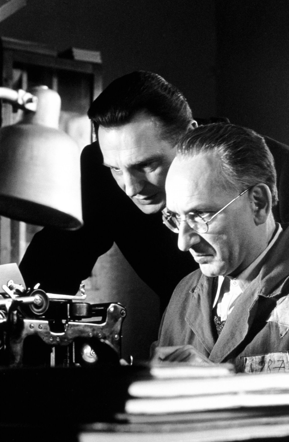 1993: Schindler listája. Talán senkinek nem kell bemutatni, hiszen egy alapmű. Ha mégsem láttad, érdemes azonnal pótolni, mert hidd el, sokkal gazdagabb lesz tőle az életed. Az A-listás színészek, Liam Neeson és Ralph Fiennes neve már önmagában garancia a sikerre, hát még a történet, amely a holokauszt idejében játszódik, és igaz történeten alapul.