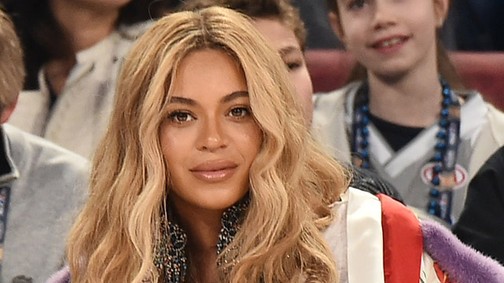A várandós Beyoncé nagyon feszülős miniben mutatja meg hatalmas hasát
