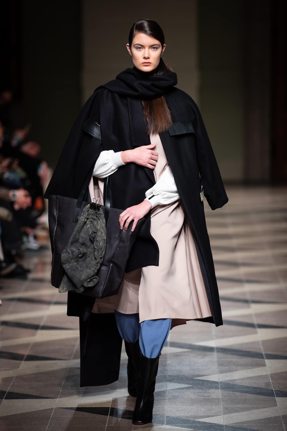 Szobrok is megjelentek a Nubu látványos bemutatóján a budapesti divathéten