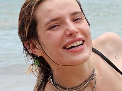 Bella Thorne bikinifelsője a világ legfeleslegesebb dolga! Semmit sem takar! 