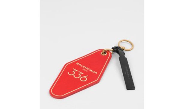 Balenciaga kulcstartó - Nem kérdés, hogy minden ajtó kinyílik előtted, ha megpörgeted a mágikus kulcstartódat! Csak egy hónapig nem kell befizetned rezsit, hogy a tiéd legyen, de az a 43 ezer forint, amibe kerül busásan megtérül majd. 