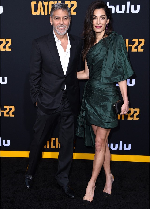 George és Amal Clooney A 22-es csapdájának premierjén