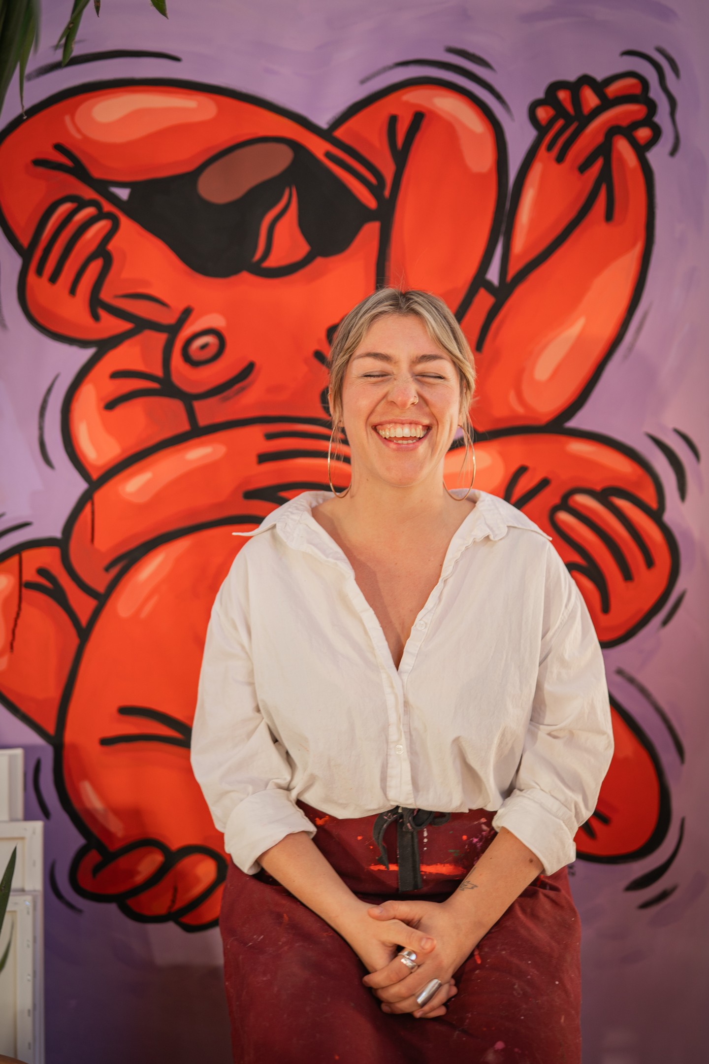 A művész stilizált alakjai szabadabb térben mozognak, ahol a testiség természetes, nem pedig botrányos.