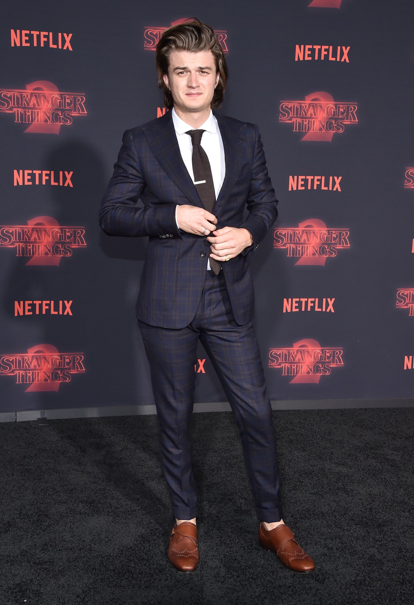 A Stranger Things 2. évadának premierjén már olyan magabiztosan állt a fotósok elé, hogy azt Steve Harrington is megirigyelné. (2017)