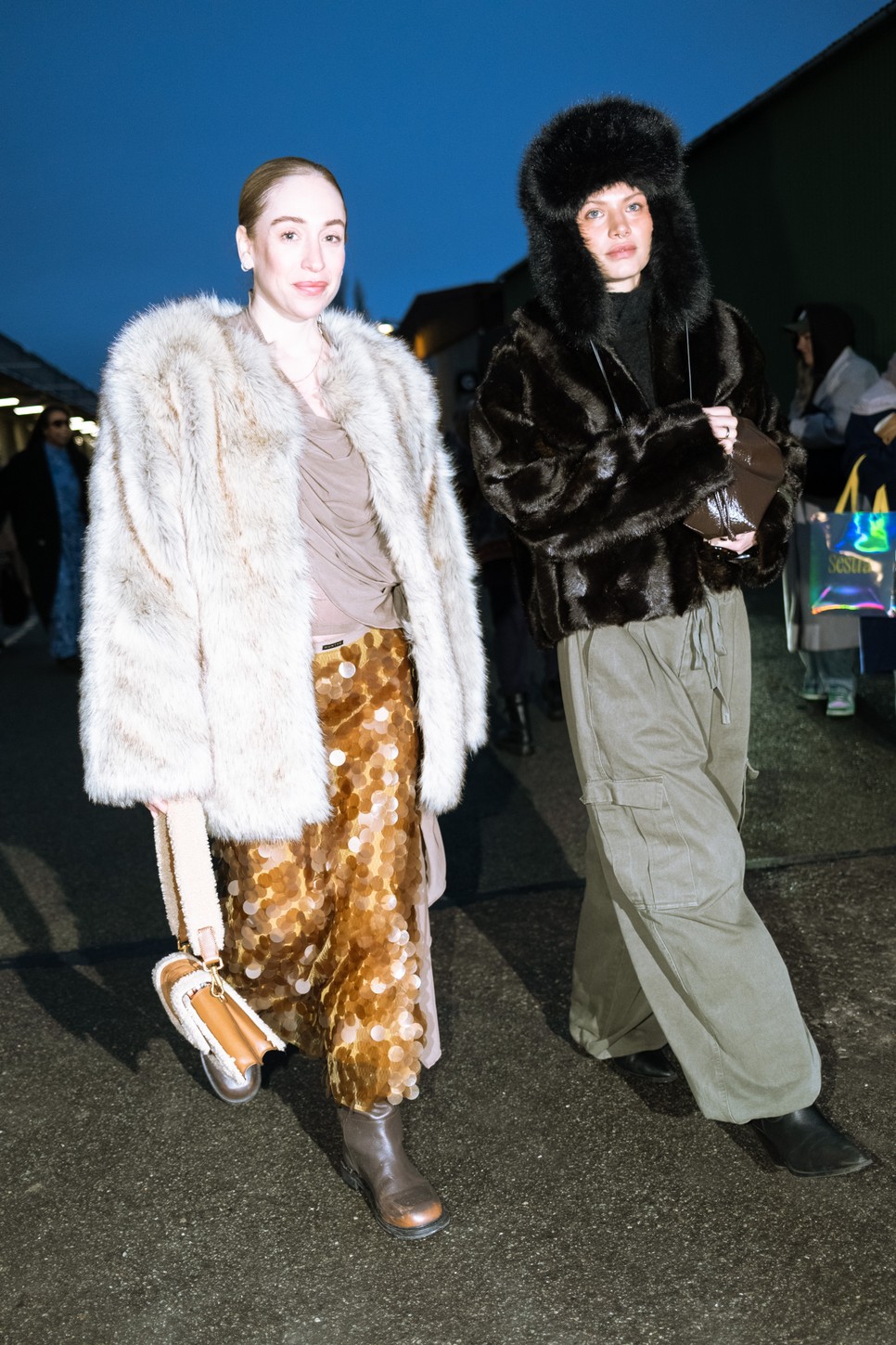 Amikor a show-nak vége, kiárad a tömeg és készülnek az outfit fotók.